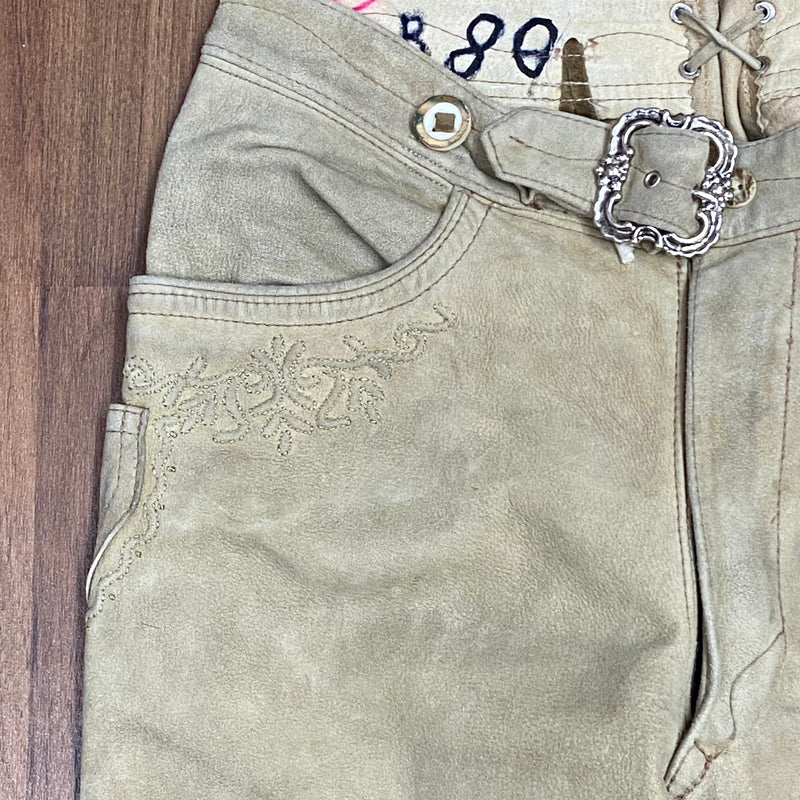 „Detail Gürtel und Stickerei Kniebundlederhose Trachtenhose beige“