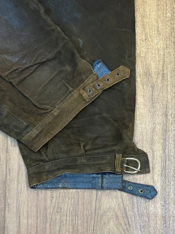 „Detail Kniebundlederhose Beinverschluss Schnalle braunes Leder Trachtenhose Vintage“