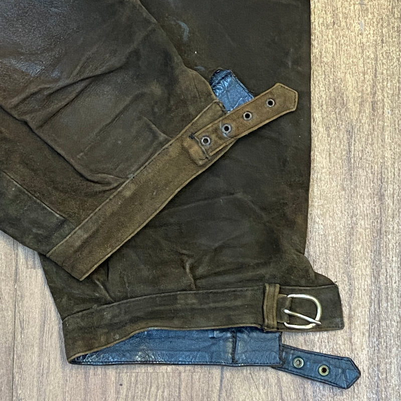 „Detail Kniebundlederhose Beinverschluss Schnalle braunes Leder Trachtenhose Vintage“