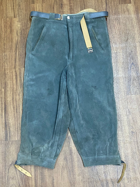 „Vintage Kniebundlederhose Herren graugrün Echtleder Größe 44 Vorderansicht mit Gürtel“
