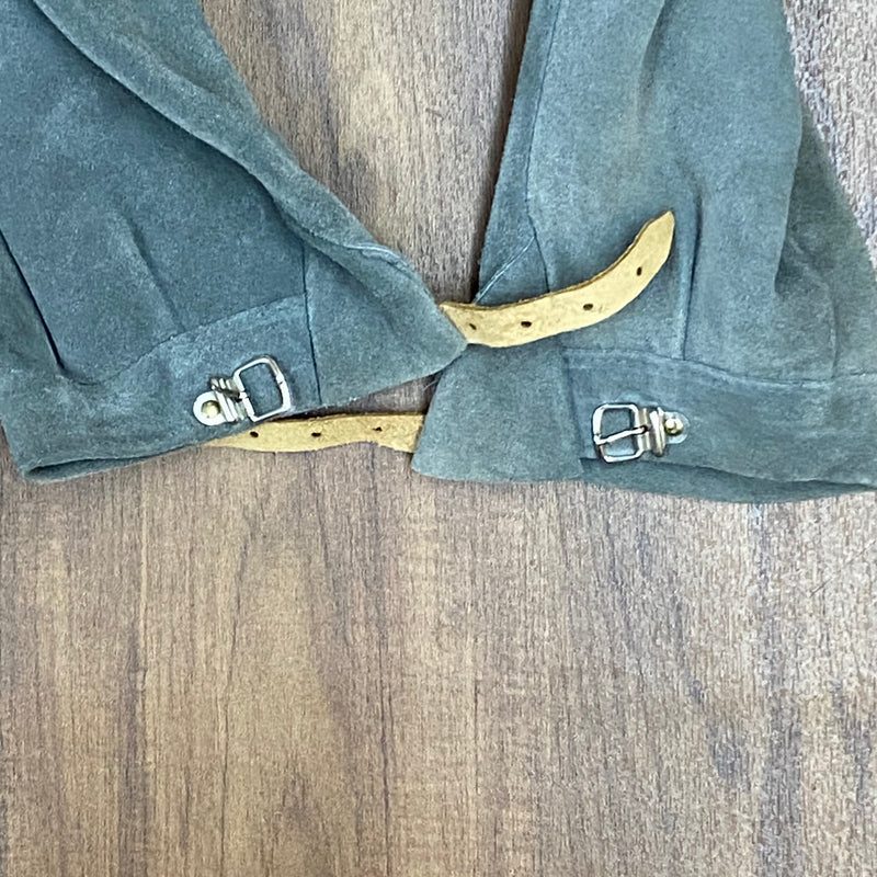 „Detail Kniebundlederhose graugrün Lederhose Bund und Beinverschluss Vintage“