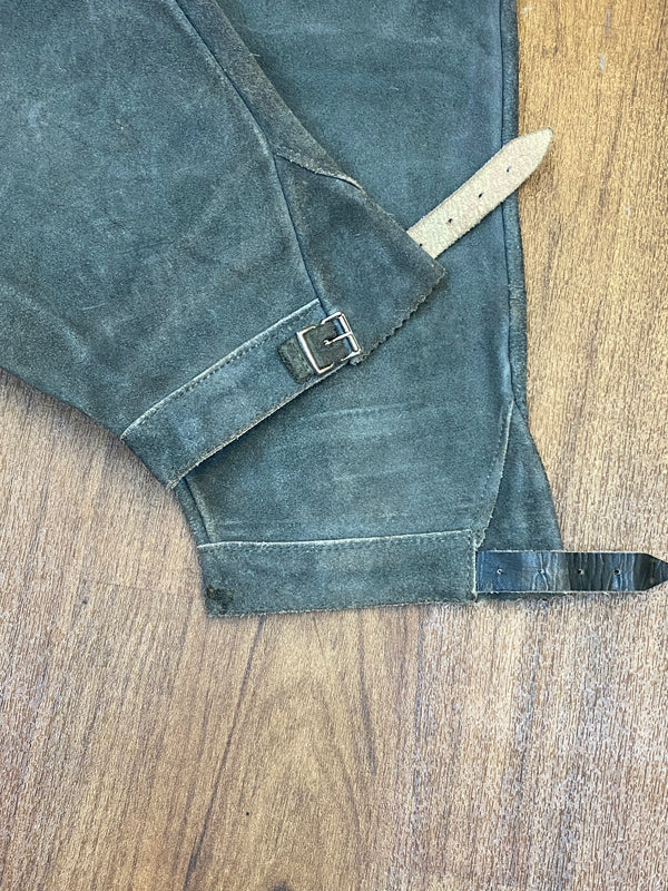 „Detail Kniebundlederhose Schnalle Beinabschluss graues Leder Vintage Tracht“