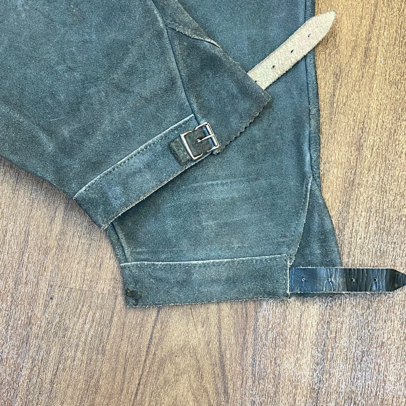 „Detail Kniebundlederhose Schnalle Beinabschluss graues Leder Vintage Tracht“