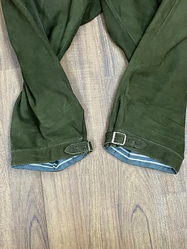 „Detail grüne Kniebundlederhose Lederhose Bund und Beinverschluss Bergfreund“