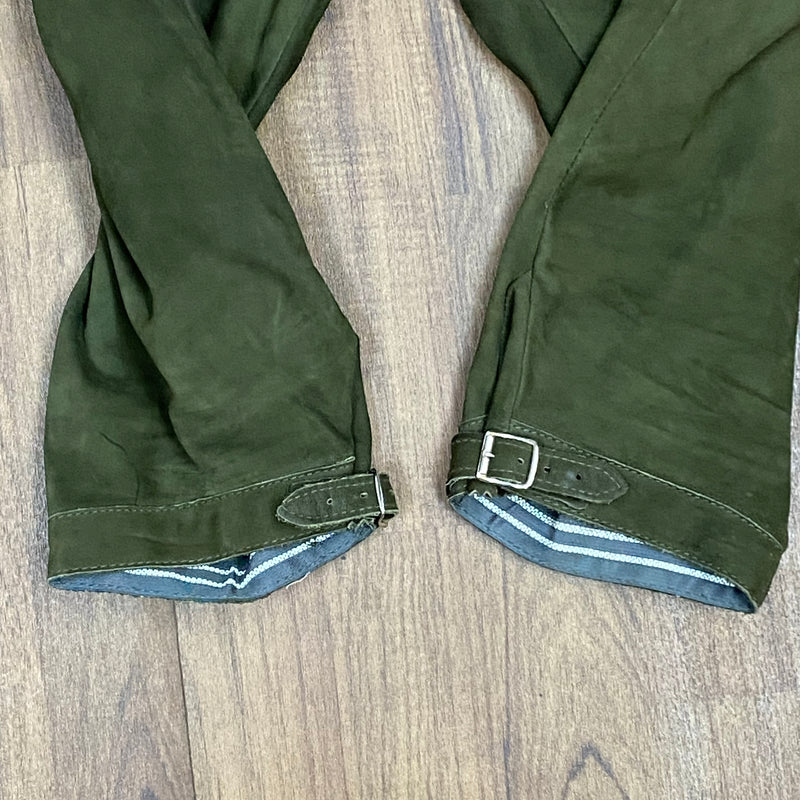 „Detail grüne Kniebundlederhose Lederhose Bund und Beinverschluss Bergfreund“