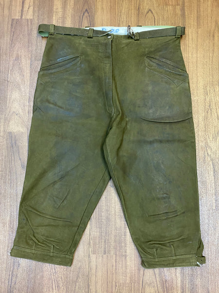 „Vintage Kniebundlederhose Herren grün Echtleder Vorderansicht“