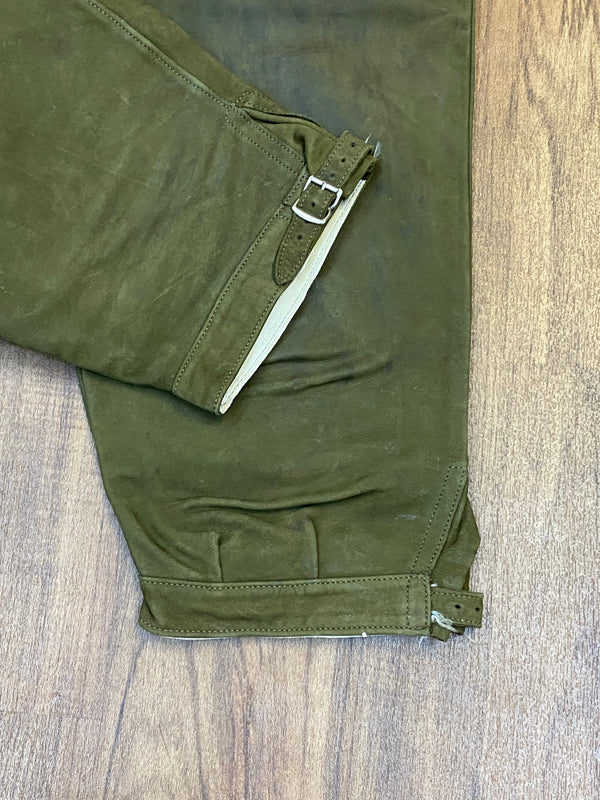 „Detail Schnalle Kniebund Lederhose grün Trachtenstil“