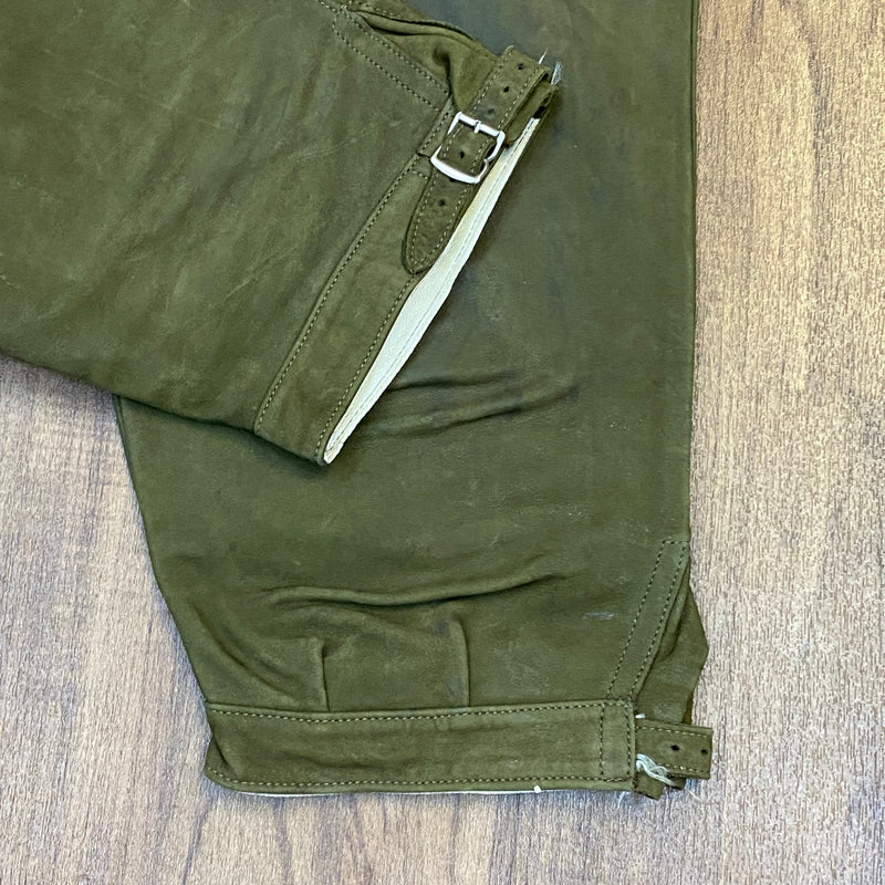„Detail Schnalle Kniebund Lederhose grün Trachtenstil“