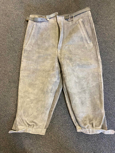 „Vintage Kniebundlederhose Herren grau Echtleder Vorderansicht“