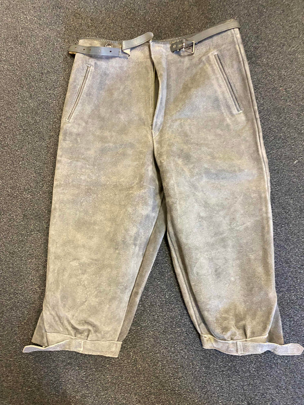 „Vintage Kniebundlederhose Herren grau Echtleder Vorderansicht“
