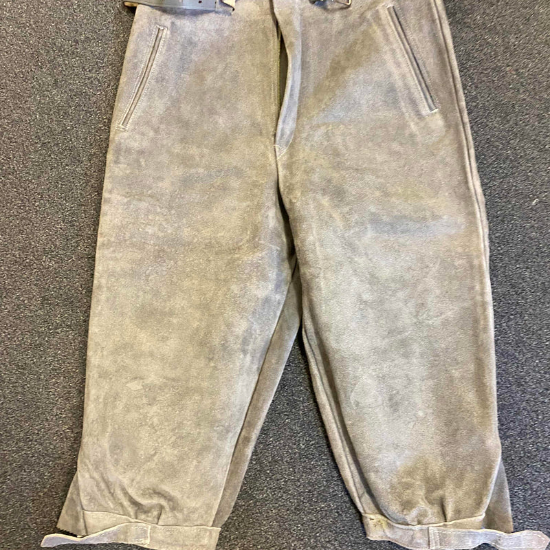 „Vintage Kniebundlederhose Herren grau Echtleder Vorderansicht“