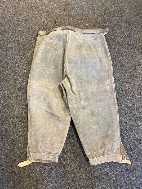 „Vintage Lederhose Herren Kniebund grau Rückseite mit Patina“
