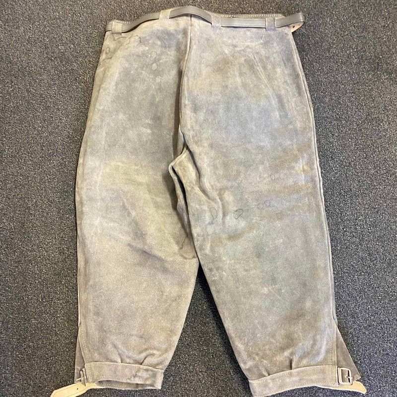 „Vintage Lederhose Herren Kniebund grau Rückseite mit Patina“