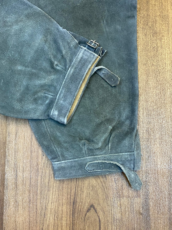 „Detail Kniebundlederhose Beinabschluss Schnalle Echtleder grau“