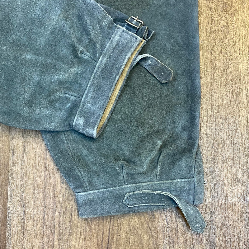 „Detail Kniebundlederhose Beinabschluss Schnalle Echtleder grau“