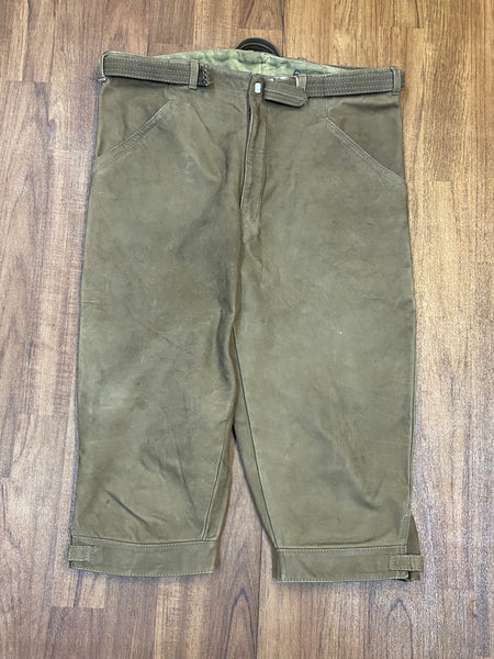 „Vintage Kniebundlederhose Herren grün Echtleder Vorderansicht Trachtenhose“