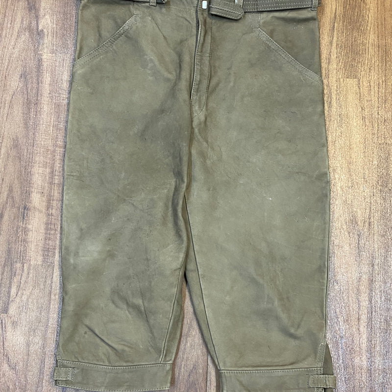 „Vintage Kniebundlederhose Herren grün Echtleder Vorderansicht Trachtenhose“