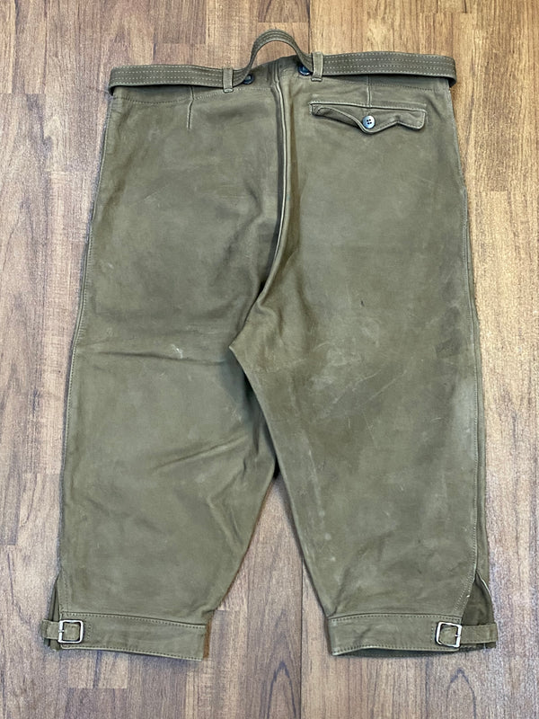 „Vintage Lederhose Herren Kniebund grün Rückseite mit Patina“