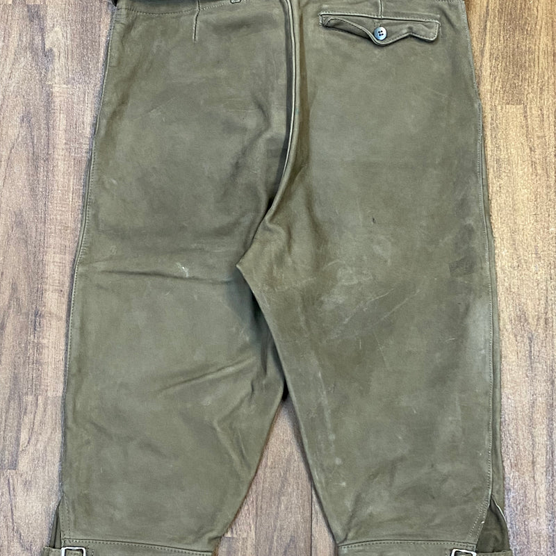 „Vintage Lederhose Herren Kniebund grün Rückseite mit Patina“