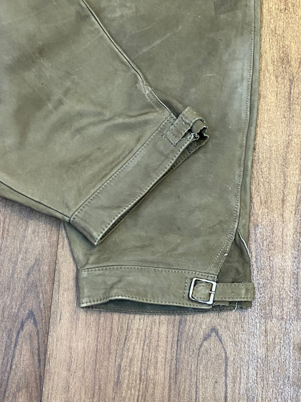 „Detail Kniebundlederhose Herren Schnalle Beinabschluss Echtleder“