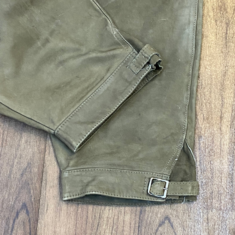 „Detail Kniebundlederhose Herren Schnalle Beinabschluss Echtleder“