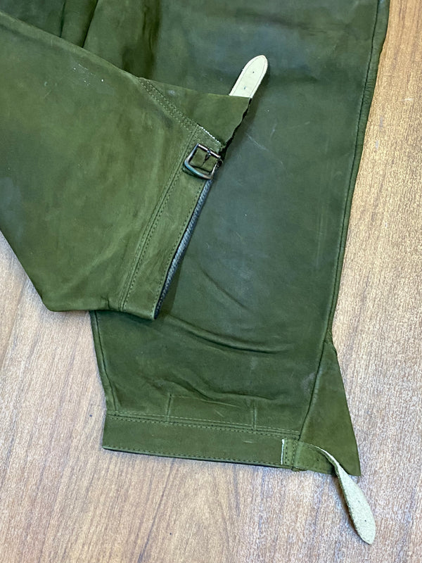 „Detail Kniebundlederhose Beinabschluss Schnalle Echtleder grün“