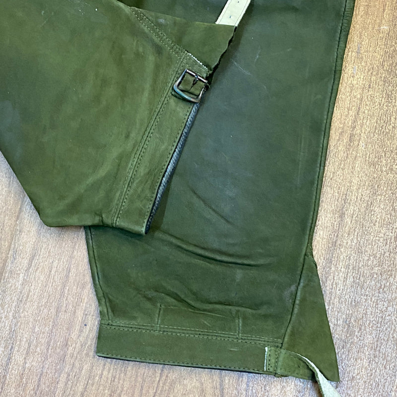 „Detail Kniebundlederhose Beinabschluss Schnalle Echtleder grün“