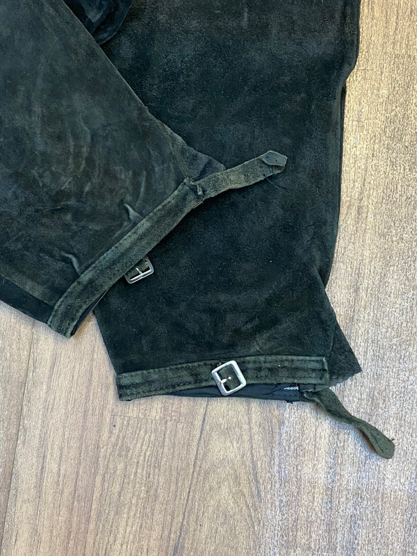 „Detail Kniebundlederhose Schnalle Beinabschluss Echtleder grün Hirmer“