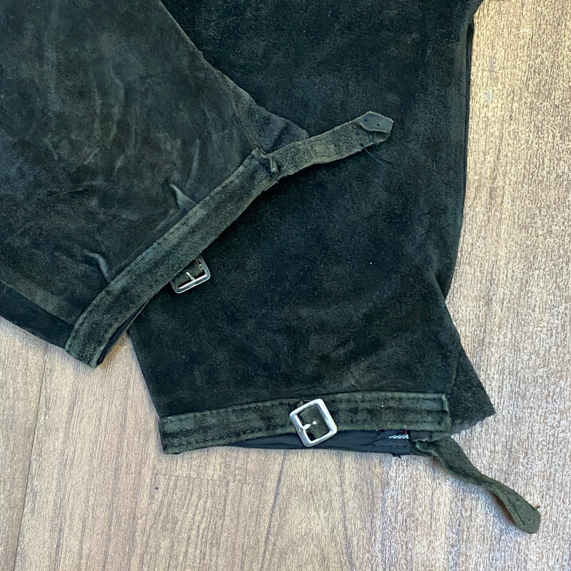„Detail Kniebundlederhose Schnalle Beinabschluss Echtleder grün Hirmer“