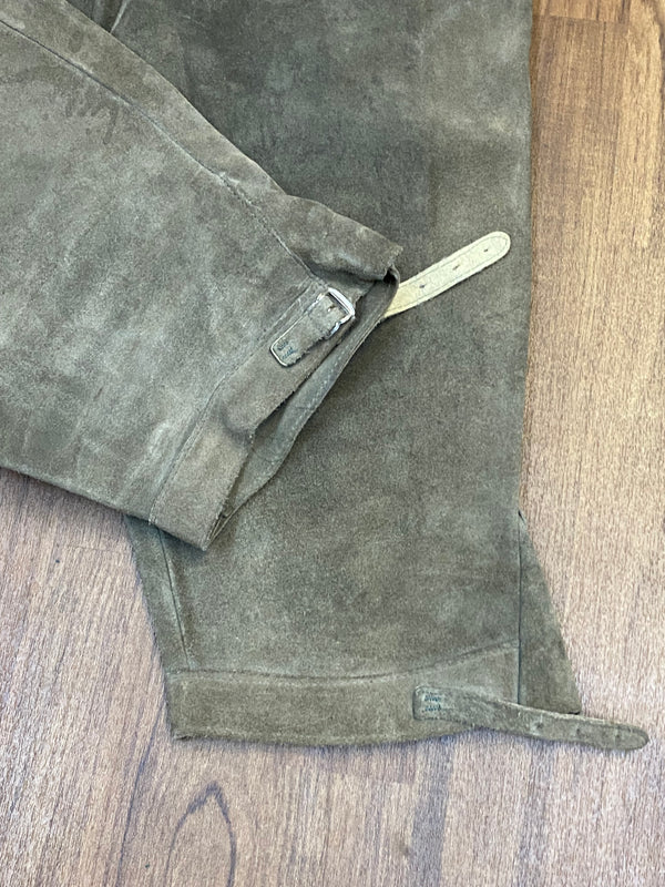 „Detail Kniebund Schnalle Lederhose olivgrün Trachtenstil“