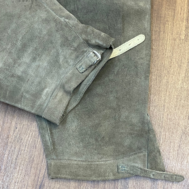 „Detail Kniebund Schnalle Lederhose olivgrün Trachtenstil“