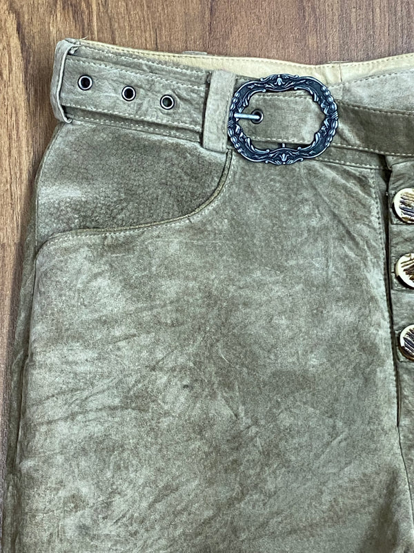 „Detail Gürtel und Knopfleiste Trachtenlederhose Landhaus grün“