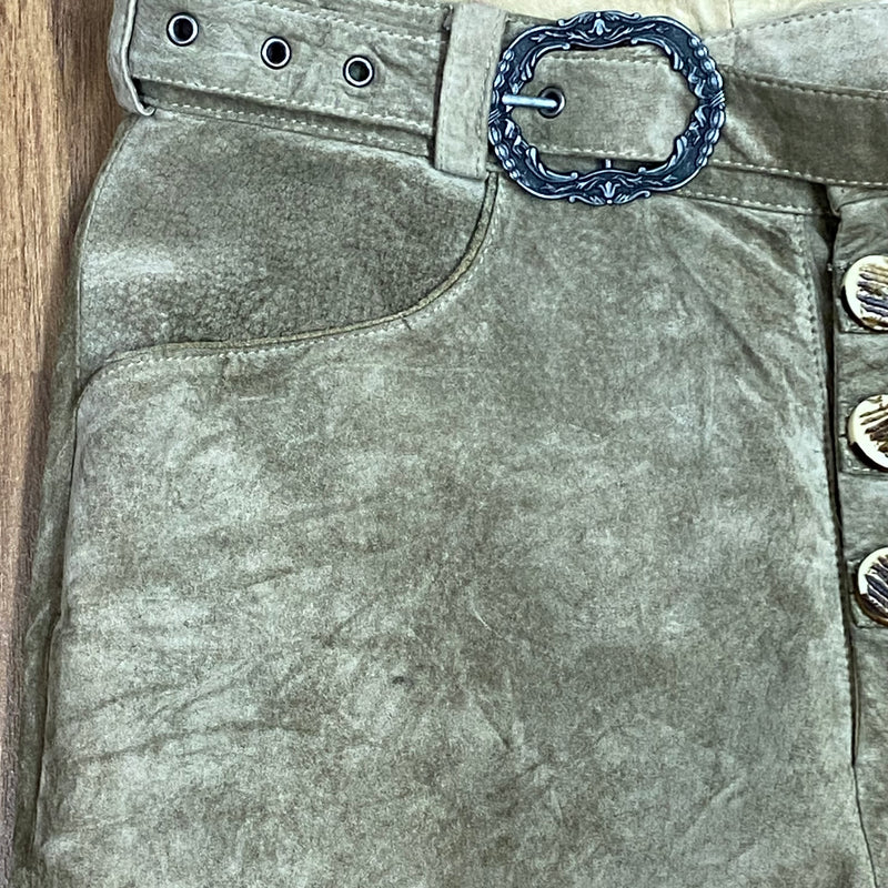 „Detail Gürtel und Knopfleiste Trachtenlederhose Landhaus grün“