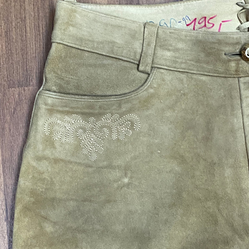 „Detail Stickerei beige Lederhose Trachten Stockerpoint“