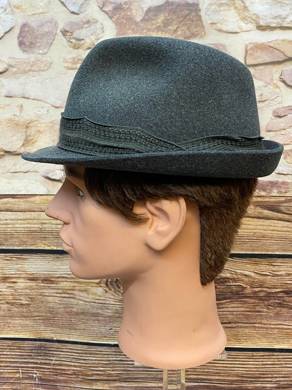 „Seitliche Ansicht eines grauen Vintage Herren Huts mit schmaler Krempe und dunklem Hutband“