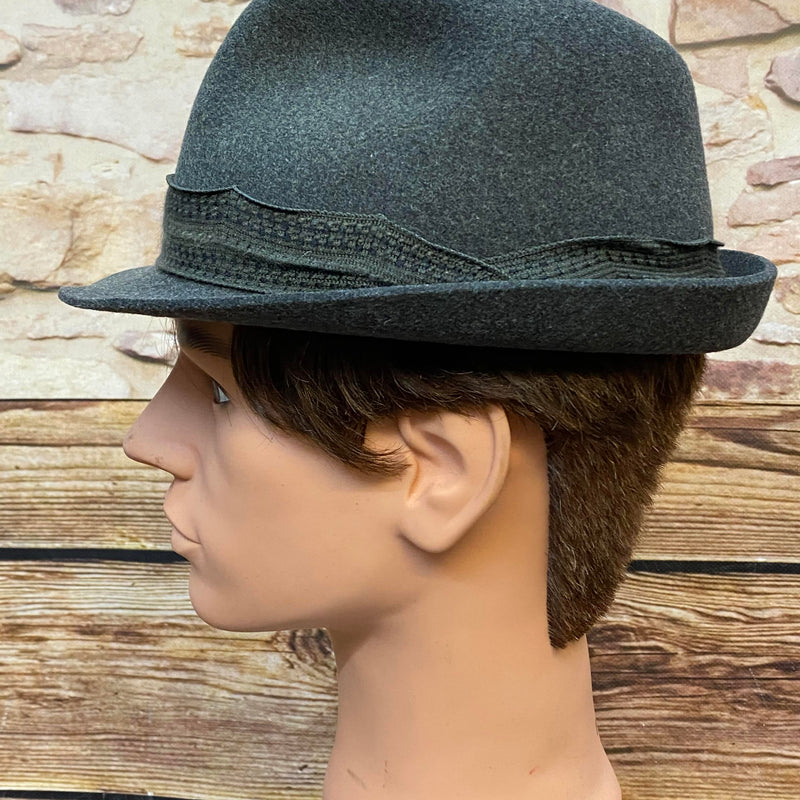 „Seitliche Ansicht eines grauen Vintage Herren Huts mit schmaler Krempe und dunklem Hutband“