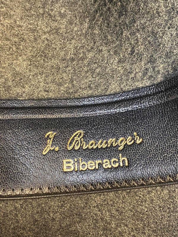 „Detailaufnahme vom Innenband eines Vintage Herren Huts mit J. Braunger Biberach Prägung“