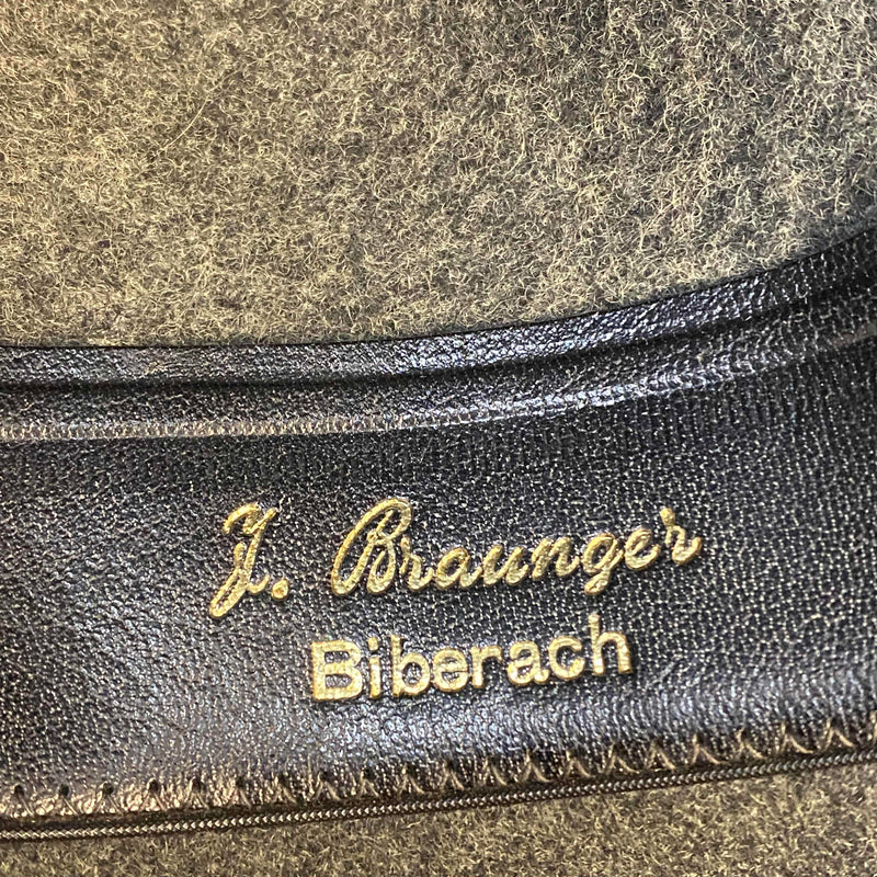 „Detailaufnahme vom Innenband eines Vintage Herren Huts mit J. Braunger Biberach Prägung“