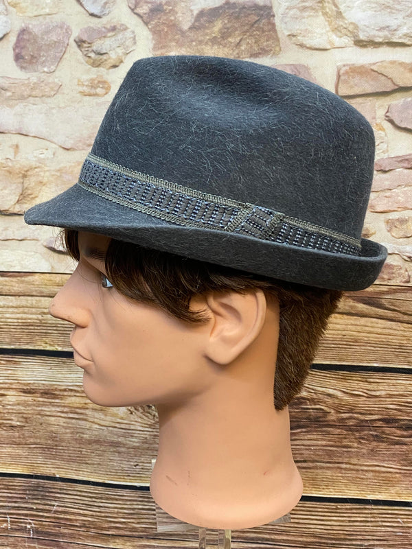 „Seitliche Ansicht eines grauen Vintage Herren Huts mit schmaler Krempe und gemustertem Hutband“
