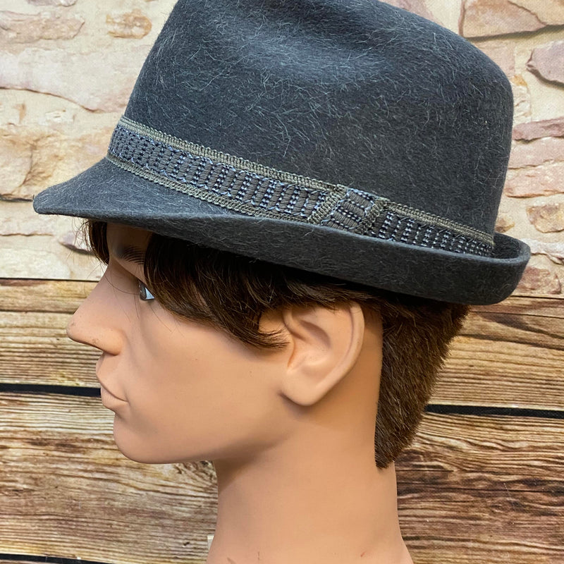 „Seitliche Ansicht eines grauen Vintage Herren Huts mit schmaler Krempe und gemustertem Hutband“