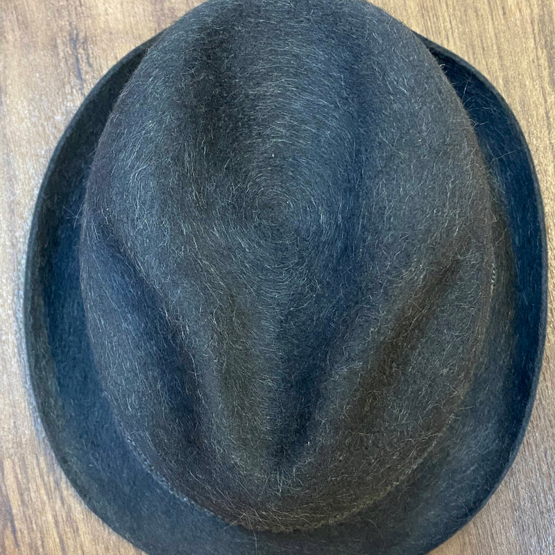 „Draufsicht auf grauen Vintage Herren Hut mit klassischer Hutform und schmaler Krempe“