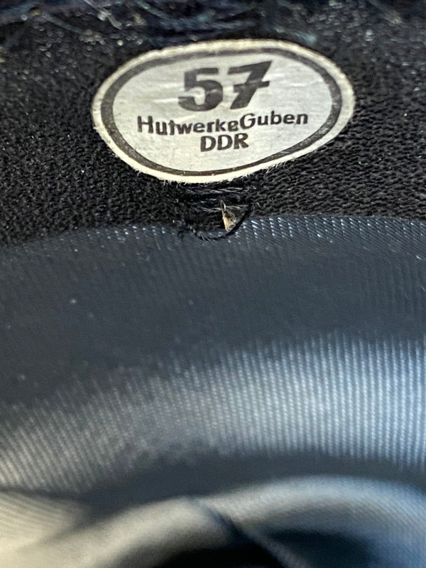 „Detailaufnahme vom Hutwerke Guben DDR Etikett Größe 57 im Inneren eines Vintage Herren Huts“