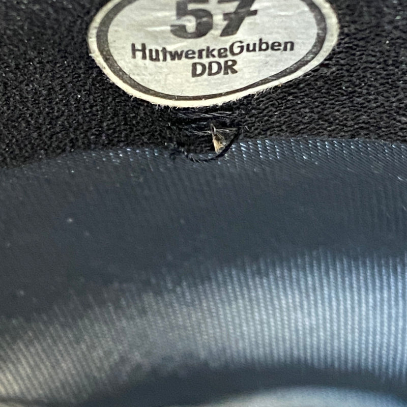 „Detailaufnahme vom Hutwerke Guben DDR Etikett Größe 57 im Inneren eines Vintage Herren Huts“