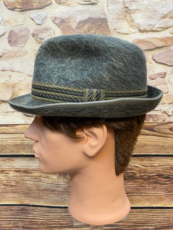 „Seitliche Ansicht eines grauen Vintage Herren Huts mit schmaler Krempe und gemustertem Hutband“