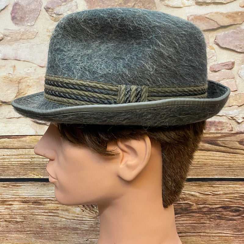 „Seitliche Ansicht eines grauen Vintage Herren Huts mit schmaler Krempe und gemustertem Hutband“
