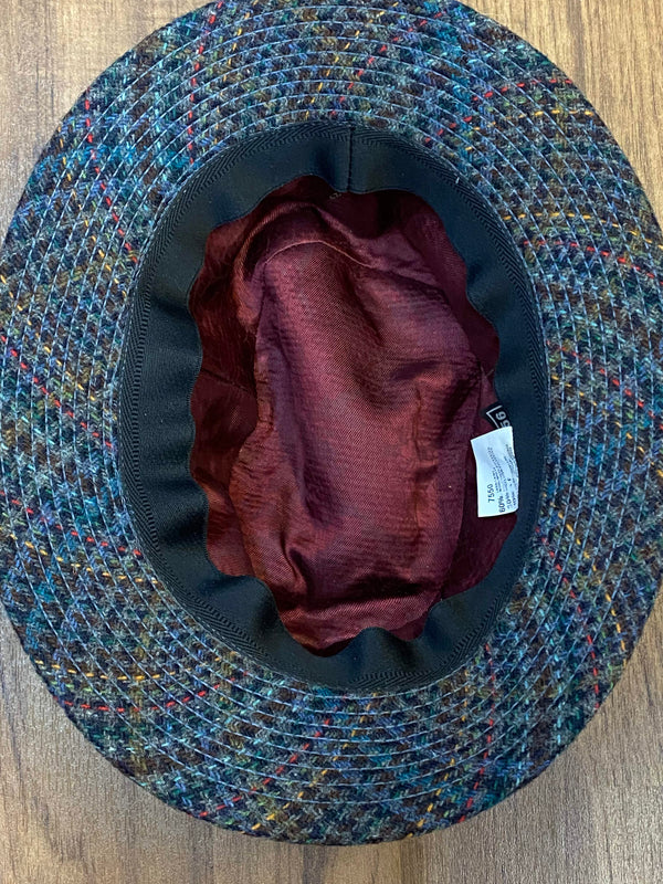 „Innenansicht eines karierten Vintage Herren Huts mit rotem Futter und Größenetikett 56“