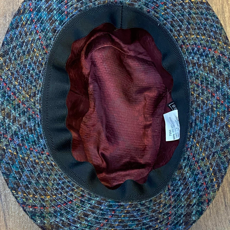 „Innenansicht eines karierten Vintage Herren Huts mit rotem Futter und Größenetikett 56“
