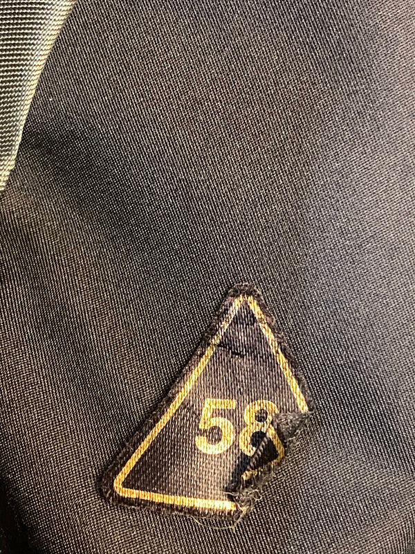 „Innenansicht eines grauen Vintage Herren Huts mit Größenetikett 58“