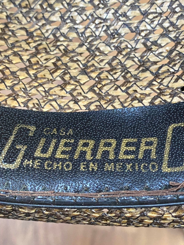 „Detailaufnahme vom Casa Guerra Hecho en México Hinweis im Inneren eines Herren Strohhuts“