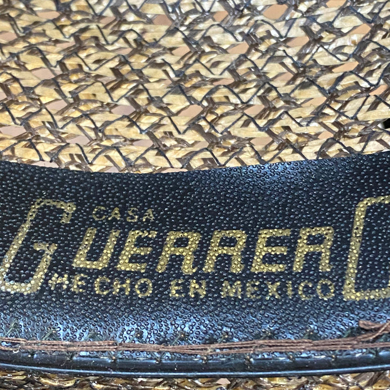 „Detailaufnahme vom Casa Guerra Hecho en México Hinweis im Inneren eines Herren Strohhuts“